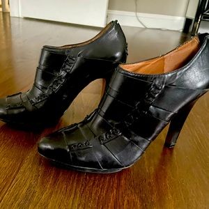 No 704b black textured dress shoes size 38 1/2 ( US 8 1/2)